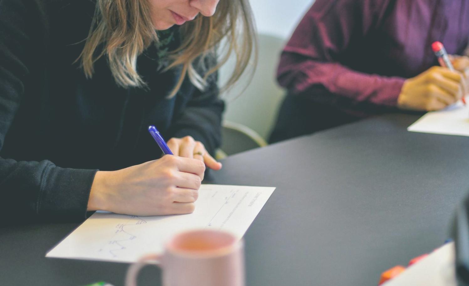Estudiante trabajando con herramientas de planificación financiera