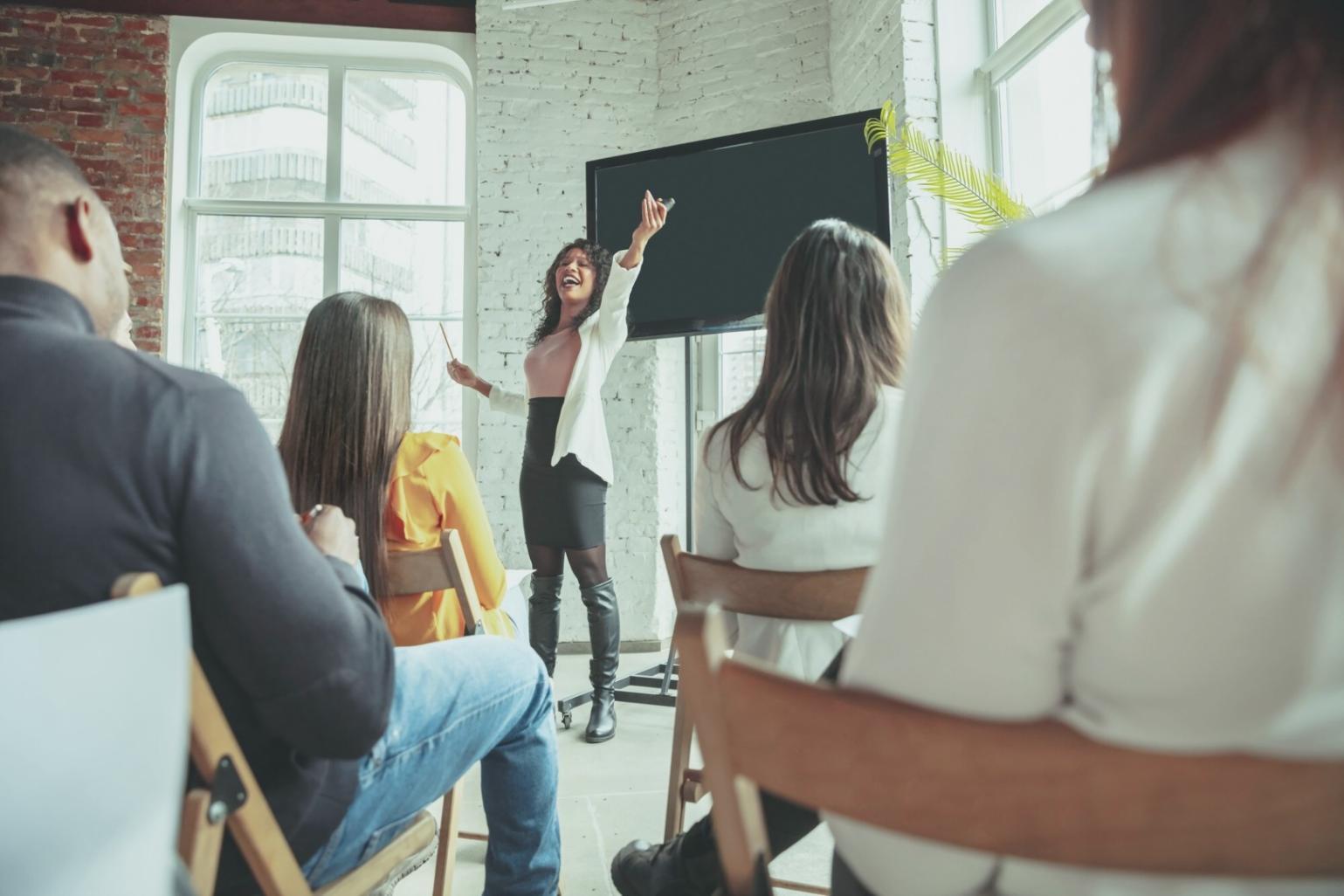 Persona revisando presupuesto con confianza